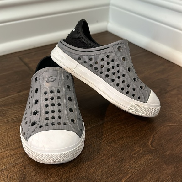 Toddler size 7 sketchers slides waterproof - Picture 1 of 6
